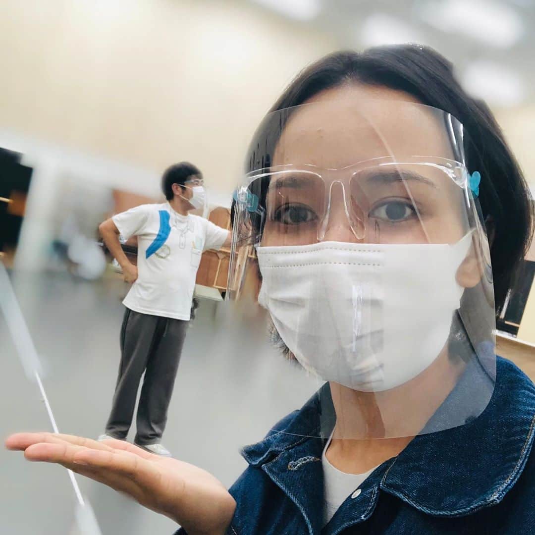 のインスタグラム：「#時子さんのトキ #豊原江理佳 さんには、逆に乗ってしました笑 近く見えるけど、ソーシャルディスタンス撮り！ 稽古も大詰めです。 毎日、発見の連続です。 この作品、お客様によって共感する役が違う気がします。 あぁ楽しみ！ あぁドキドキ！ 9月11日か初日です！」