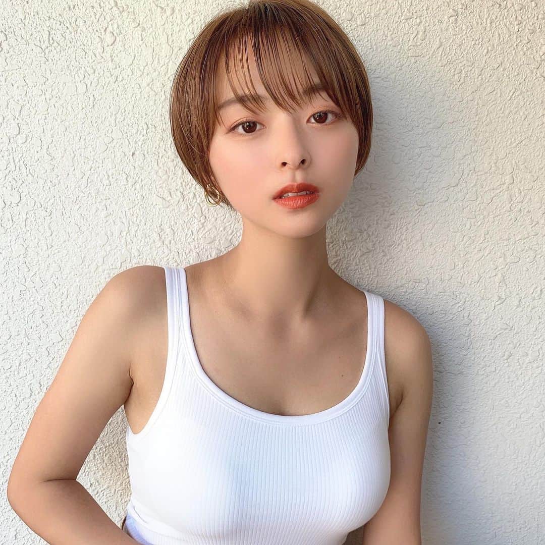 かおりのインスタグラム：「・ ・  この夏ほんと暑すぎた😅 たくさんノースリーブ着たな〜  最近は少し涼しくなって 過ごしやすい！  #ノースリーブ　#ベージュカラー」