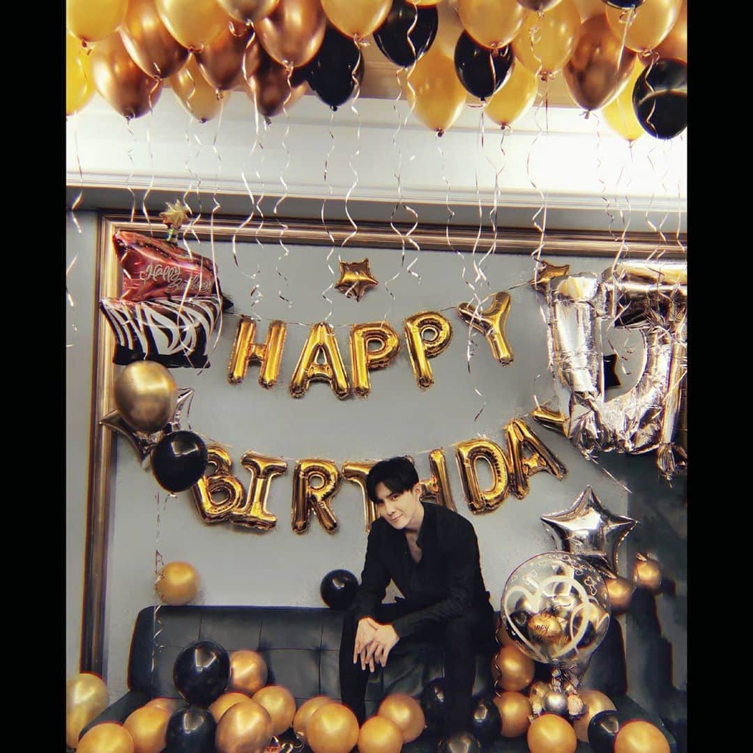 ダンソン・タンのインスタグラム：「今年的生日真的很棒 新戲 新歌 妳們 還有很多的驚喜 覺得自己是個超級幸運的人 謝謝妳們 也希望2020不要再有任何糟糕的事 一切安好🖤HBD to me 新歌#算了吧 #Down 鏈接在主頁🔥 #DT #唐禹哲 #HOTHEART #我的青春沒在怕」