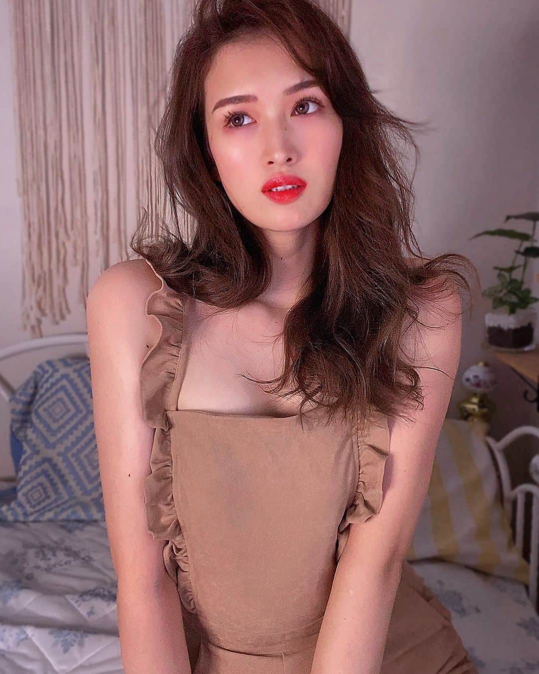 のインスタグラム：「暗くしてばっさり切ったよ〜💇‍♀️✂️ . お洋服は @to_the_sea_hawaii の後ろがレースアップになってるロンパース！色違いも欲しくなるくらい可愛い！ . ありがとうございました🌴🤎🤎 . #Resortnista #totheseahawaii」