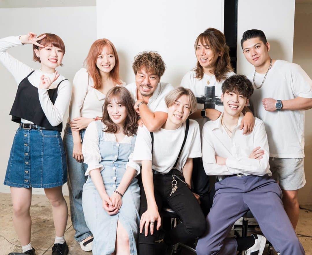 のインスタグラム：「さてと。  8/7からオープンした @vaice_hair_2020  8月が終わり　バタバタとした日々が続いてますが  あんまりこういう派手にお伝えするのは性に合わないのですが  ウチの　樹希也くん。 @vaice_jukiya   8／7オープンで毎週月曜日休みと連休の火曜の休み5日間あったので 実質20日間で130万オーバーの売り上げ叩き出しました。 前社のRISELの中でもデビュー月での売り上げ歴代1位なんじゃないかな！？ あと1週間あったらいくらいってただろうね🤭 おめでとう🎉  この数字的な部分は正直言って 凄いとか凄くないとかどうでも良くて、、、  何が伝えたいかって  『彼を応援してくれる お客様達が凄いって事』  美容師歴たった5年。 そんな彼を応援してくれ 施術を受けに来てくれるファンのお客様達がいるって事、そしてその対価を支払ってくれる温かいお客様達に感謝です！！  もちろん僕や、カズさんのお客様もデビューしたからって言って 彼で指名予約をしてくれる方々が沢山いる事自体も本当に感謝です✨  みんなさん本当にありがとうございます🙇‍♂️ またオープン祝いで沢山のお花や植物、差し入れを毎日いただき本当に感謝でしかないです。。  そして そんな地獄絵図な日々の営業をぶん回してくれるスタッフ達もありがとう🙏😌 営業後　後片付けを廃人の様にしてる光景が ウケるけど本当　頼もしく見えてるよ！  もっと上を目指して行こう🔥  まだまだ始まったばかり。  沢山の期待を胸にご来店してくださるお客様に最高の時間を過ごしてもらえるよう精進します。  ぜひそんな頑張っているスタッフ達を見に来てやってください🙏  #代表取り乱し役#VAICE#美容師#感謝#渋谷#渋谷美容師#渋谷美容室#スタッフ」