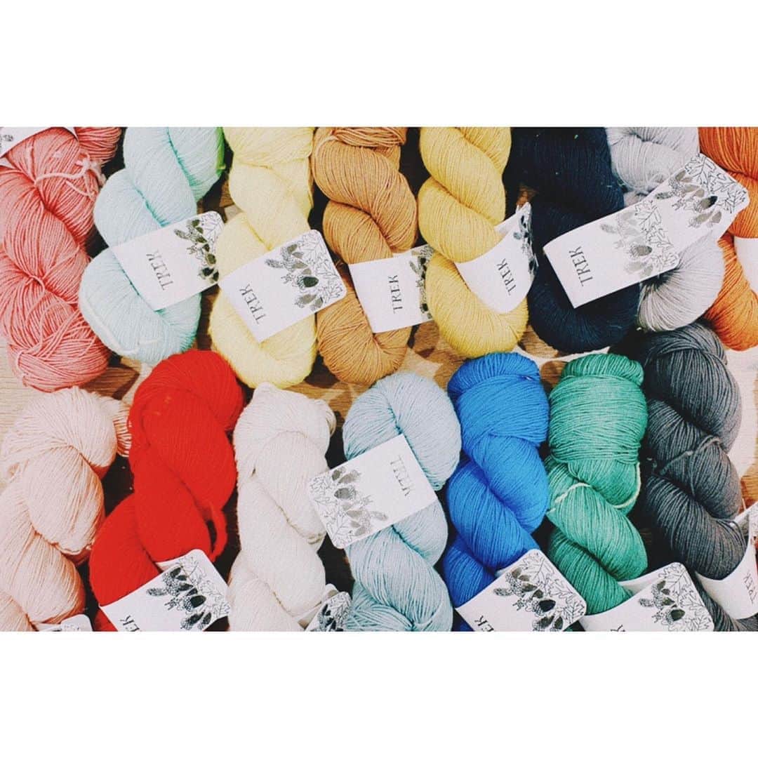 Kanocoさんのインスタグラム写真 - (KanocoInstagram)「最近編み物を始めたんですが、 すべて材料や道具はamirisuさんで🐿 新しい毛糸が発売されるそうで、 めちゃくちゃ可愛いんだよー！ 早くこんな細い毛糸でも 編めるようになりたいなぁ🧶 マフラー…靴下…ニット帽… 夢は膨らむばかり…🌃✨ 編み物の途中経過は、 ストーリーハイライトに載せてます！ #編み物初心者」9月2日 21時50分 - kanococo