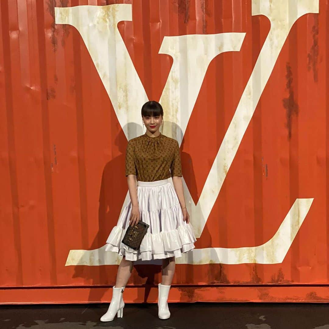 アンナ・デッロ・ルッソさんのインスタグラム写真 - (アンナ・デッロ・ルッソInstagram)「@louisvuitton by @virgilabloh ❤️❤️❤️ men’s SS21 fashion show in Tokyo 🇯🇵  1週間後にオープンを控えた東京国際クルーズターミナルで開催されたルイ・ヴィトンの2021春夏メンズ・コレクションのファッションショーには小池百合子東京都知事、広瀬すず、宮沢氷魚、岩田剛典などが参加。 @yuriko.koike @miyazawahio @suzu.hirose.official @takanori_iwata_official attend @louisvuitton Men’s SS21 Fashion Show.  #louisvuitton #LVMenSS21 #小池百合子　#広瀬すず #宮沢氷魚　#岩田剛典  #repost @voguejapan」9月2日 21時51分 - annadellorusso