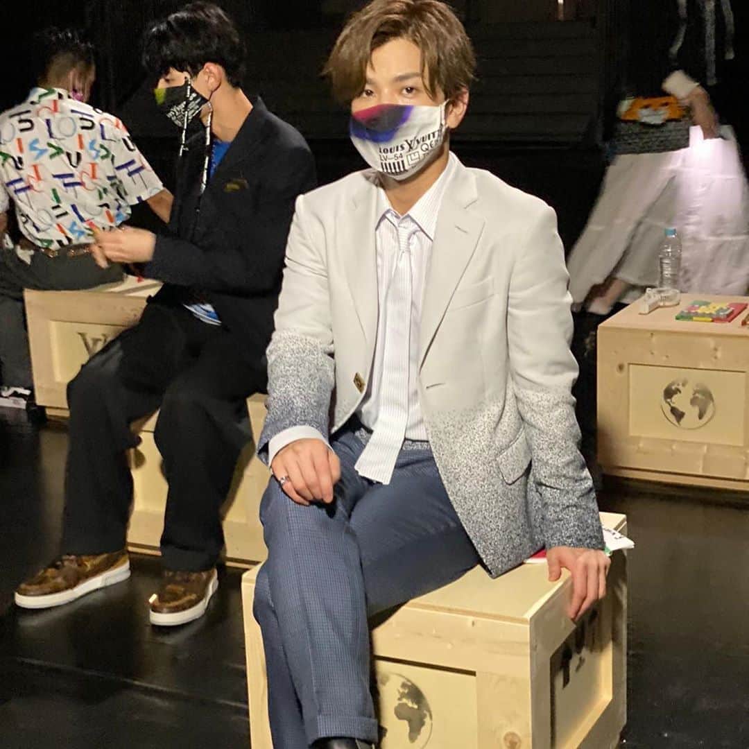 アンナ・デッロ・ルッソさんのインスタグラム写真 - (アンナ・デッロ・ルッソInstagram)「@louisvuitton by @virgilabloh ❤️❤️❤️ men’s SS21 fashion show in Tokyo 🇯🇵  1週間後にオープンを控えた東京国際クルーズターミナルで開催されたルイ・ヴィトンの2021春夏メンズ・コレクションのファッションショーには小池百合子東京都知事、広瀬すず、宮沢氷魚、岩田剛典などが参加。 @yuriko.koike @miyazawahio @suzu.hirose.official @takanori_iwata_official attend @louisvuitton Men’s SS21 Fashion Show.  #louisvuitton #LVMenSS21 #小池百合子　#広瀬すず #宮沢氷魚　#岩田剛典  #repost @voguejapan」9月2日 21時51分 - annadellorusso