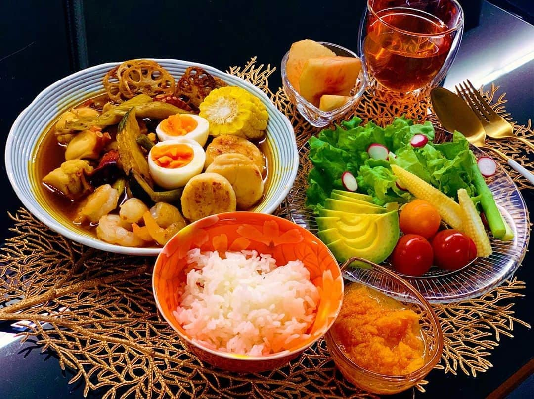 ひぃさんのインスタグラム写真 - (ひぃInstagram)「シーフード＆お野菜たっぷりスープカレー🍛👩‍🍳😋 サラダ🥗には手作り人参🥕ドレッシング✨ #スープカレー #スープカレー部 #カレー部 #シーフードカレー #おうちごはん #おうちカフェ #おうちカフェごはん #晩ごはん#晩ごはん記録 #晩ごはん献立 #ごはん記録 #ごはん日記 #料理記録 #料理写真 #料理好き #手作り料理 #手作りドレッシング #cookingram #cookingathome #cookinglover #cookingtime #彩りごはん #健康ごはん #hiiの彩りごはん」9月2日 21時51分 - hii.piccolo