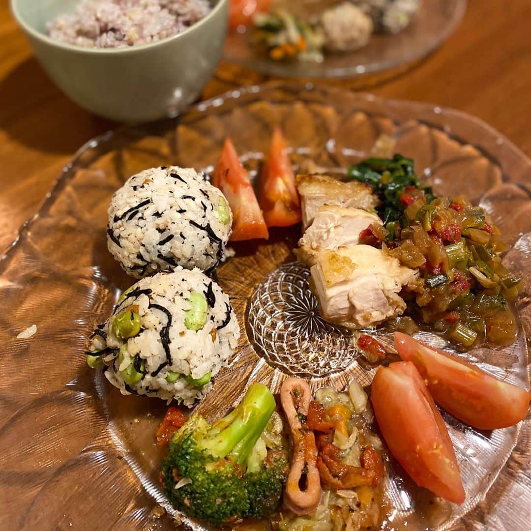 桐山マキさんのインスタグラム写真 - (桐山マキInstagram)「. . . Natural frozen foods 🍽 @fitfood_home  . . . 忙しい時の 無添加、無農薬米の シェフの手造り 最強時短ご飯！ . . . 栄養満点の シェフの味を レンジでチンで お皿にササッと盛り付け 美味しく頂けます。  身体にも優しくて 心身共に 強い味方！　　 . . . 三人の育児に追われてる 姉にプレゼントしたい🎁 たまには 安心して頼れる時短ご飯♡ . . . 最近、自炊では玄米炊いてます🍚 写真が下手ですいません👉 お料理の写真て難しい、、、、 #japan #nature  #natural  #frozenfood  #fitfood #無添加 #無農薬米 #安心の食材 #一流シェフの味 #手造り #美味しい #忙しい時の #頼れる #時短ご飯 #🍽」9月2日 21時51分 - maki_kiriyama