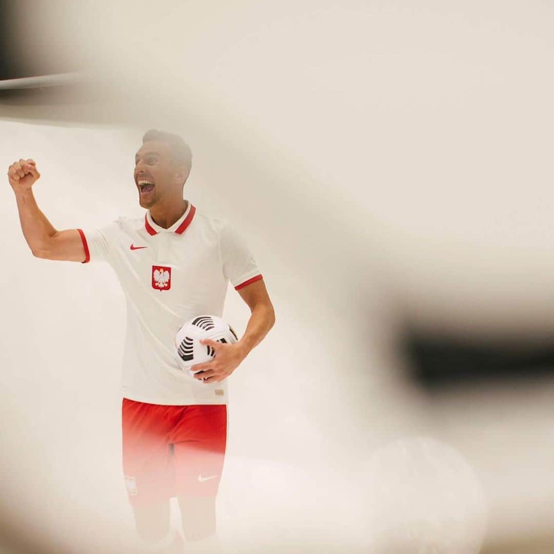 アルカディウシュ・ミリクのインスタグラム：「Sesja zdjęciowa dla kadry #polska #laczynaspilka ❤️🇵🇱  Shooting day for national team 🇵🇱⚽💪 #poland」