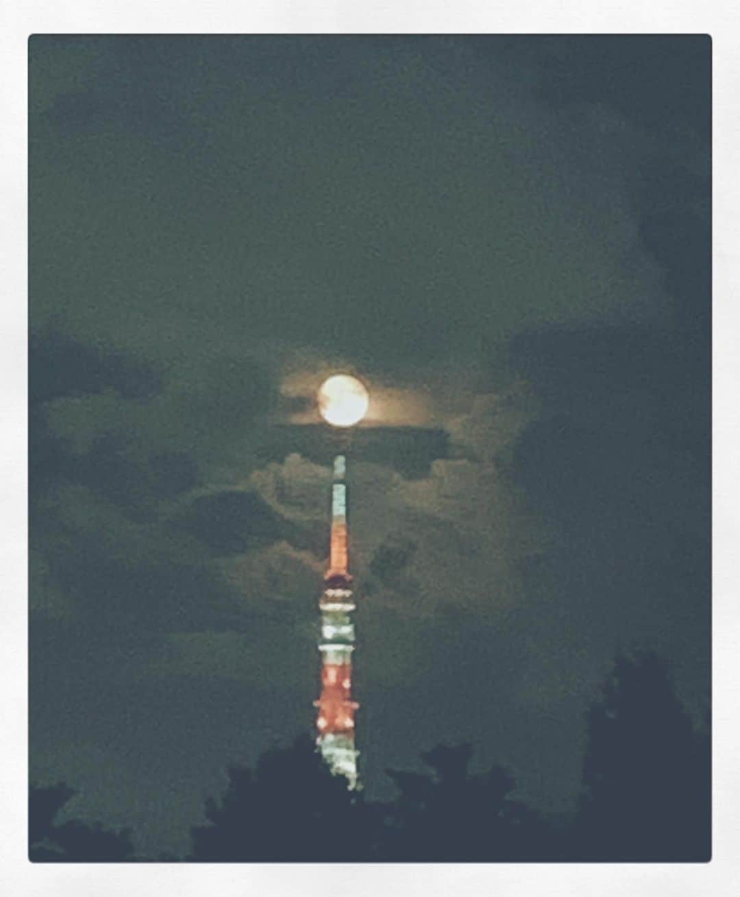 いかりさとみのインスタグラム：「おや、ちょうど東京タワーのてっぺんに満月かかってる😳. . #東京タワーと月 #満月」