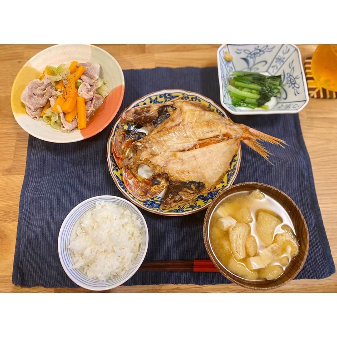 納富有沙のインスタグラム：「. Japanese Style Dinner😋❣️ . . . なんだか料理アカウントみたいになりつつあるけど…今日の #とみーずキッチン です🤣 今日はとっても立派な金目鯛の干物を頂いたのでそれをメインに、 金目鯛の干物 キャベツと人参と豚肉のコンソメ煮 小松菜のおひたし 豆腐とお揚げのお味噌汁 白ご飯 でした！ 干物豪華すぎて幸せだった…🥺💓日本は最高、、✨ . . .  #cooking #cookingram #cookingathome #dinner #dinnertime #japanesefood #japanese  #japan #usa #actress  #クッキングラム #クッキング #おうちごはん #おうちご飯 #手作り #夜ご飯 #夜ご飯記録 #金目鯛 #金目鯛の干物 #干物 #定食  #とみーずキッチン」