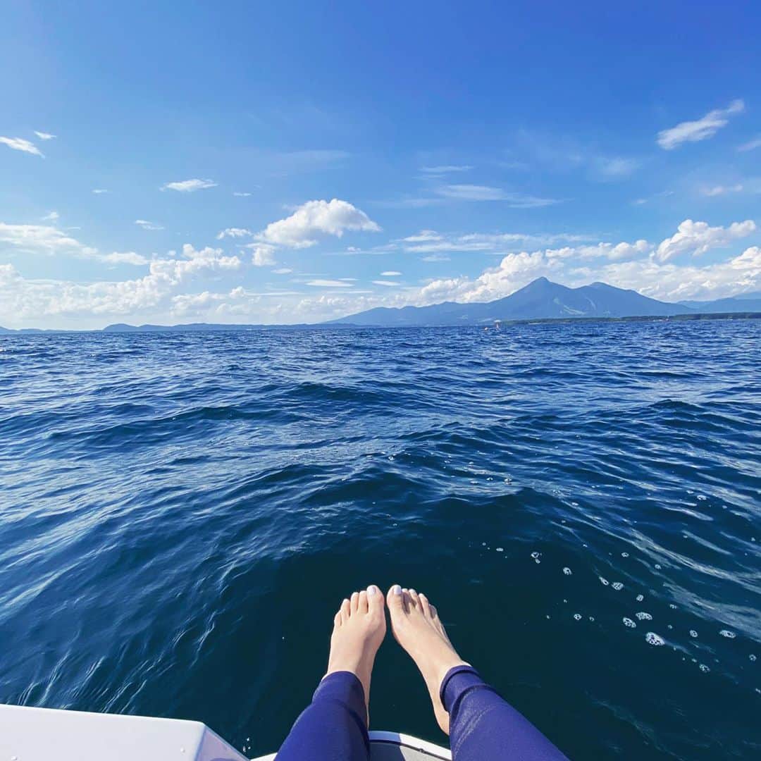 のインスタグラム：「ボートシーズンまだまだ続きます🌞 7月雨すぎて遊べなかったから、もう少し船乗るぞ〜 . . #猪苗代湖#福島#ウェイクボード#ボート#磐梯山#夏#ジェット　#japan #lake #boat #boatlife #summer #chilling #wakeboarding #tan #sun #bluesky #holiday #vacay #vacation #roxy #oakley #chill」