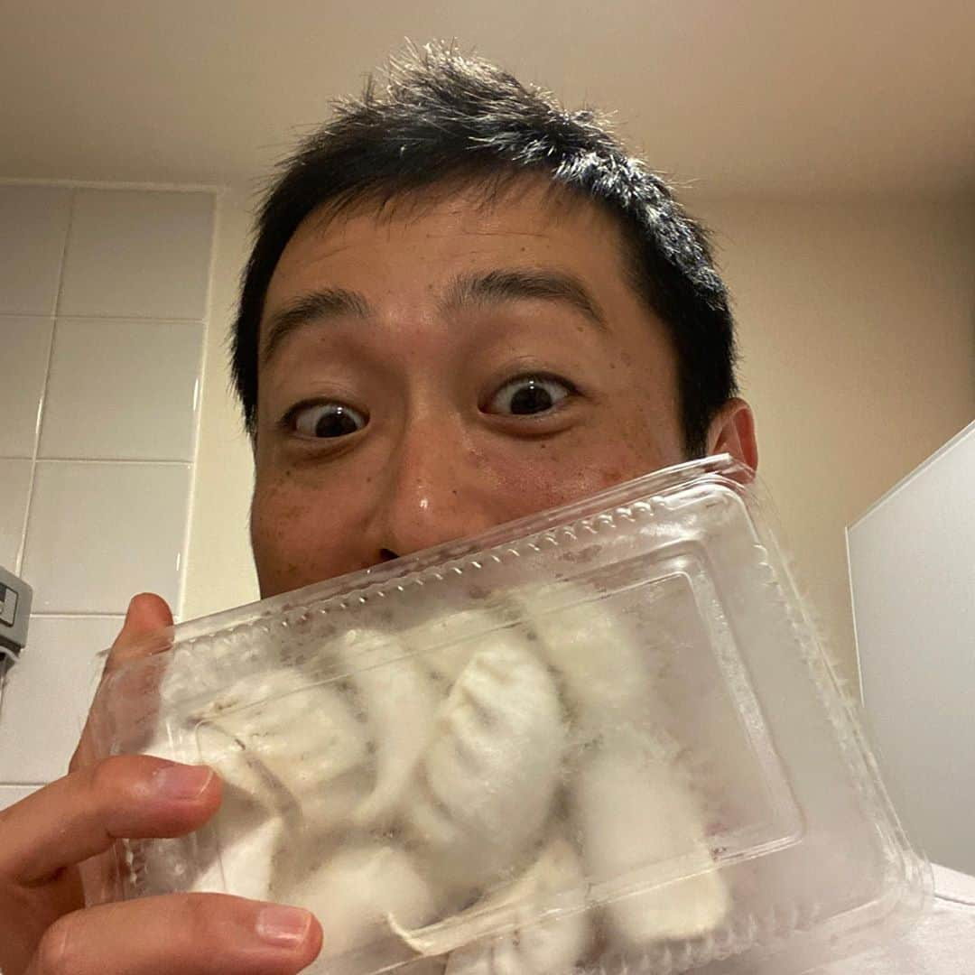 宮下純一さんのインスタグラム写真 - (宮下純一Instagram)「今日は勝手に餃子対決🥟大好きな米の娘豚餃子とこの前食べにいった味一の冷凍餃子😚いやー全く違いましたね😃米の娘は間違いなく肉汁、味一はニンニクのパンチと餡のトロミですね❣️お刺身を箸休めに大満足な対決でした😂#餃子対決 #米の娘豚餃子 #味一餃子 #それぞれのよさが溢れてる #オススメお取り寄せ教えてください」9月2日 21時59分 - junichi1017