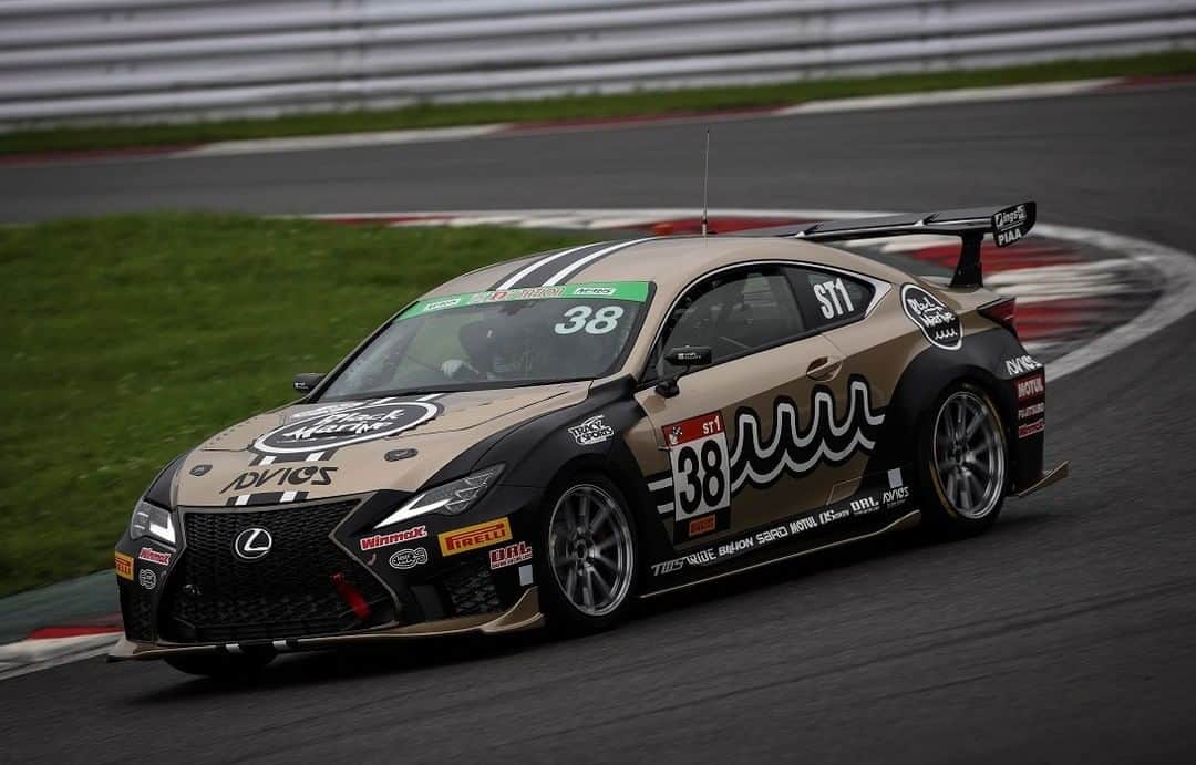 のインスタグラム：「【RC-FにもMotul】 . いよいよ今週末に富士スピードウェイでスーパー耐久シリーズが開幕します。 このレースはドライバーが交代しながら走り続ける24時間レース。 . 様々なカテゴリーのレーサーが多様な車種でバトルを繰り広げるのも見どころの一つです。 . 写真はTRACY SPORTS（ @tracysports_inc ）のADVICS muta Racing RCF TWS!!! . 使っているオイルはもちろんMotul! . #motul #motuljapan #tracysports #lexus #lexusrc #lexusrcf  #スーパー耐久 #super耐久 #supertaikyu #advicsmutaracing #advicsmutaracingrcftws  #トレーシースポーツ #モチュール #300V #motul300v #USC10 #2URGSE #モータースポーツ好きな人と繋がりたい #レース好きな人と繋がりたい #lexus好きな人と繋がりたい #車好きな人と繋がりたい #クルマ好きな人と繋がりたい #レーシングカー #チューニングカー」