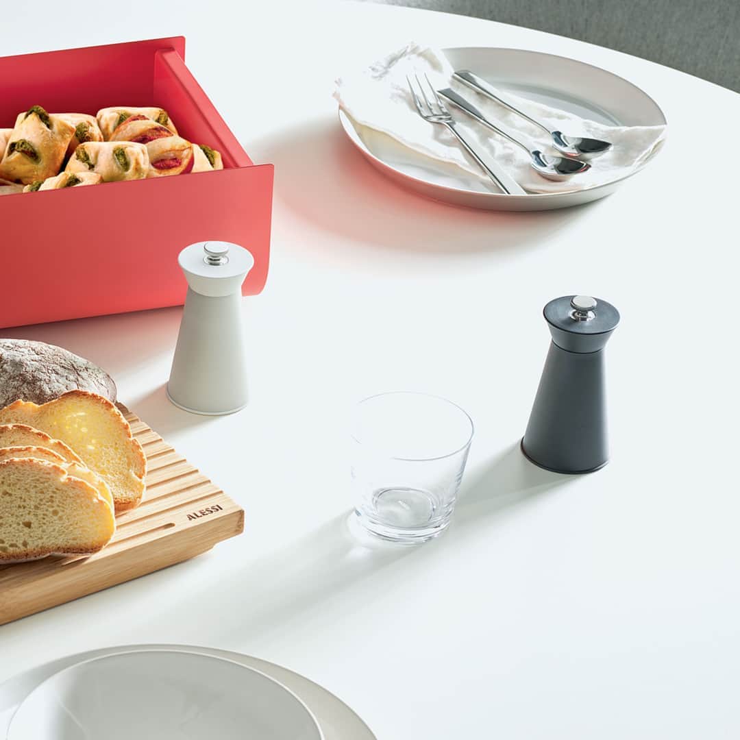 のインスタグラム：「Ample space for storing baked goods, and a bamboo lid that is perfectly designed for slicing bread and bringing delicious treats to the table. Created by Swiss design studio @biggamedesign, #Mattina will be a fresh and versatile addition to your kitchen decor.」