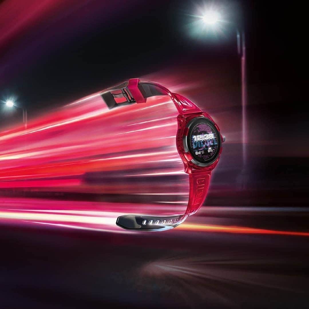 ディーゼルのインスタグラム：「A smartwatch as fast as you, even if you’re always late. Take the new #DieselOn #Fadelite smartwatch for a spin.」