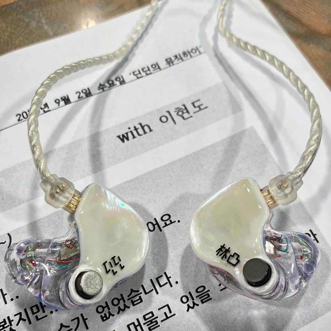 DINDINのインスタグラム：「새로 맞춘 인이어! 👂🏻 딘딘=임철  빨리 이거 끼고 공연하는 날이 많아졌으면 좋겠다 🙏🏼  오늘 뮤직하이 잘 부탁해~! (원래 밝은 철 인데 볼록한철로 씀!) #딘딘 #뮤직하이 #오늘의게스트 #DO #이현도 #듀스 #사운드캣 @soundcat_custom_gallery @dindin_musichigh」