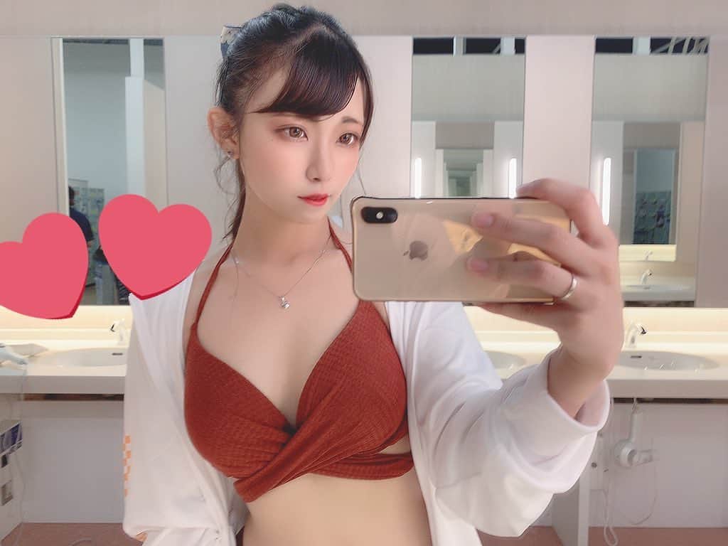 浅見レナのインスタグラム：「夏っぽいことした🐬👙 写真撮ってなさすぎて残りこれくらいしかなかった、ぴえん。 . . . . . . . . . . #新人 #av #女優 #プール #水着 #夏  #いいね歓迎 #kawaii*」