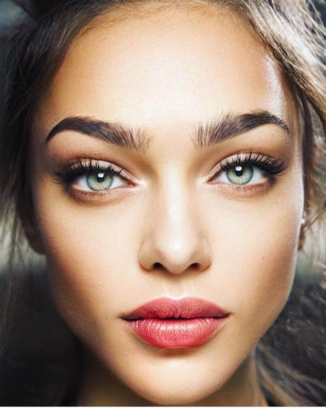 Zhenya Katavaのインスタグラム：「Фотошоп- страшная сила 😅😂 All about Photoshop」