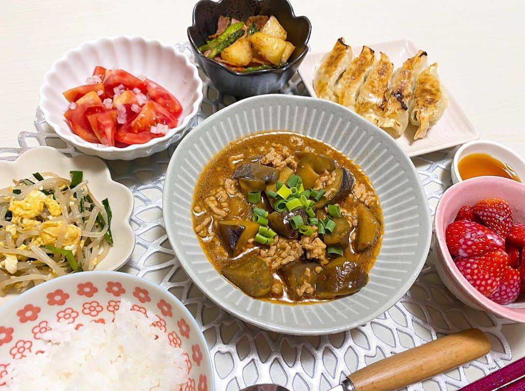 花田凌南のインスタグラム：「🍽 * 麻婆茄子、油淋鶏、肉じゃが😋 少しずつ料理のレパートリーを増やしています📚 * #父が大絶賛してくれた #肉じゃが  #イカ 捌けるようになりました🦑 #おうちごはん #てづくりごはん  #料理 #練習中 #簡単レシピ 教えてください🙇 #cooking #cookingram #food  #岩手 #めんこいテレビ #アナウンサー」