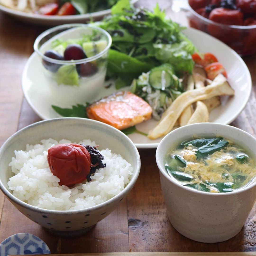 のインスタグラム：「2020.9.2🍚 ． ． 今日のお昼ごはん ． 梅干しのっけごはん 青梗菜と卵の中華スープ 焼き鮭 サラダ 焼きエリンギ 胡瓜しらす和え フルーツヨーグルト🥝🍇 ． ． @maidoookinishokudo さんから無洗米コシヒカリと南高梅を届けていただきました！ ． ． お米は1.4Kg小分けされて衛生的✨ 使い勝手も抜群です！もちろん味はお墨付きのコシヒカリ♡ 南高梅は塩味控えめで梅の香りが良くて食べすぎちゃいそうな美味しさでした。 写真見てるだけで唾液が…🤤😂🔨 ． 楽天にてお得なセット発売中です。 ． ． 📣 @maidoookinishokudo さんでは只今 エコバッグに入ったお買い得な福袋をまいどおおきに食堂と串家物語の店頭で販売中！（一部店舗除く） ． 福袋詳細： https://www.instagram.com/p/CDkk-7ljoz1/ ． 8/25～9/10の間@maidoookinishokudoをフォロー＆いいねでオリジナルエコバッグ２枚が１０名に当たる✨ ． ． 詳しくはこちらからどぞー！ ． https://item.rakuten.co.jp/fujio-food/1005-4/ ． ストーリーにも貼っておくのでチェックしてみてね！ ． ． #昼ごはん#ランチ #フジオフードシステム  #まいどおおきに食堂 #食堂のご飯 #食堂の味#コシヒカリ#おうちごはん  #梅干し#南高梅#和食#PR」