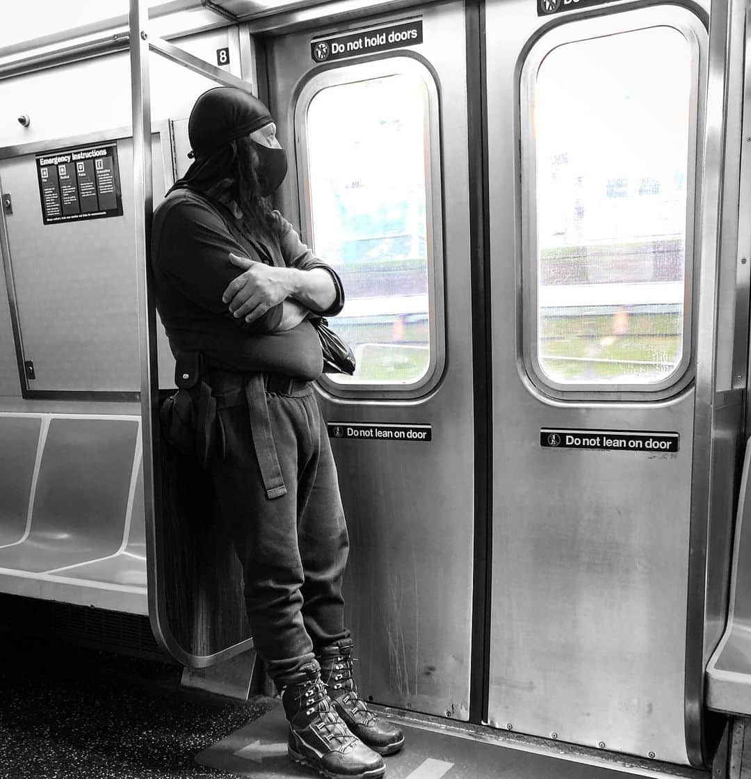 スコット・ローウェルさんのインスタグラム写真 - (スコット・ローウェルInstagram)「Vigilant  . #streetphotography #shotoniphone #subwayseries #mta #nycsubway #nycstreetphotography #documentaryphotography #streetphotography_bw #storyofthestreets #life_is_street  #candidphotography #blackandwhite #blackandwhitephoto #blackandwhitephotography #bnw  #bnwsubway #picoftheday #instablackandwhite #colorsplash #solitarycrowd #bnwcolor #streetphotography #street_photographer #streets_storytelling」9月2日 22時14分 - scolo222