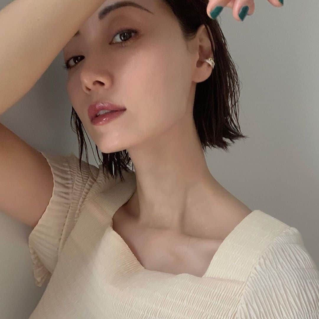 のインスタグラム：「new #earcuff  @tomwood_project  リップは友人からのギフト @welovecoco  ROUGE COCO GLOSS 716に756をちょこっとセンターに重ねて🍇 #dress @rodebjerofficial」