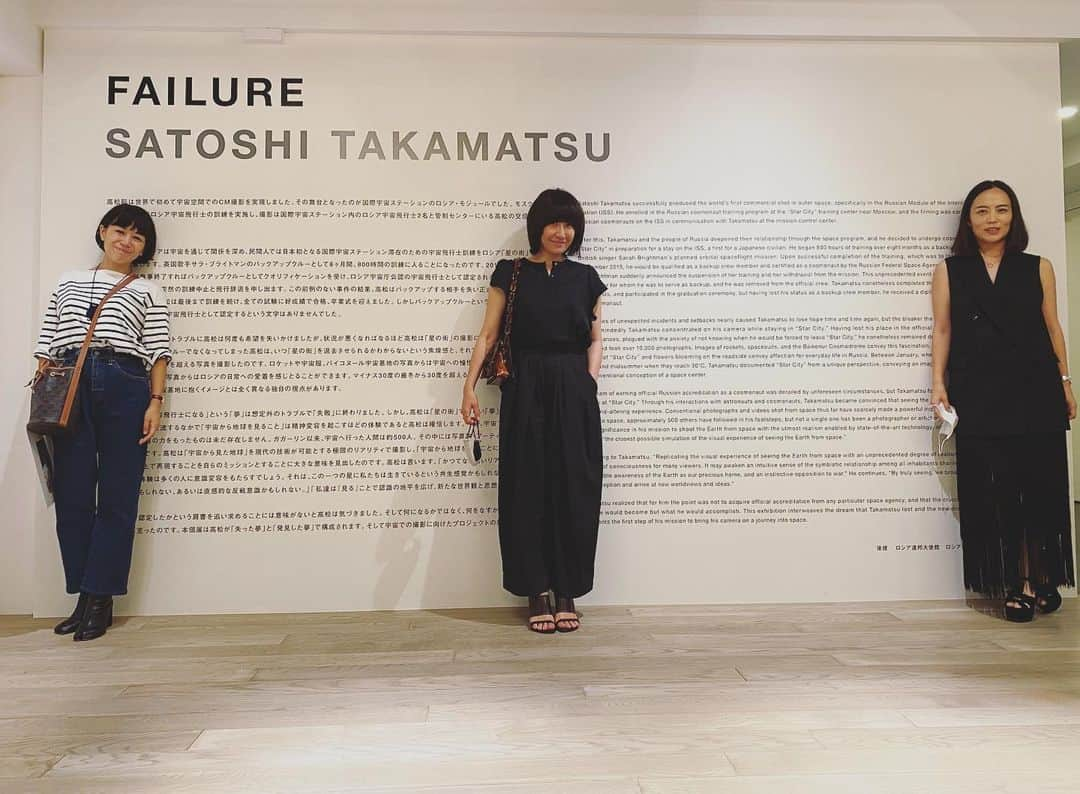 早坂香須子さんのインスタグラム写真 - (早坂香須子Instagram)「高松聡 初個展「FAILURE」へ。  初めてタカさんを紹介された時の肩書は、ロシアで訓練をうけている民間人の「宇宙飛行士」でした。  実は広告業界で数々の賞を獲ったきたクリエイターであるタカさん。宇宙からみたら国境線なんてないと訴えた「NO BORDER」のCMには何度も心が震えましたが、あれもタカさんのお仕事のひとつ。  彼は子供の頃からの夢を叶えるため、民間人としてロシア「星の街」で800時間にわたる訓練をうけるわけですが、卒業証書を手にしたタカさんに伝えられた過酷な現実とは…。  いつも飄々としてポジティブなエネルギーのタカさんからは想像もしなかった宇宙飛行士の夢の結末を、美しい写真たちが語ります。  でも、この展示は「失った夢」では終わりません。  打ち砕かれた先には「発見した夢」がありました。  その壮大な夢の構想は、私とゆみえちゃんの胸を掴み、涙があふれました。  人生を俯瞰でみると、叶わなかったことには理由があり、想像もしなかった可能性が開かれることがあります。 タカさんの「発見した夢」は、きっと実現すると信じてます。  見る人に気付きと共感と勇気を与えてくれるタカさんの写真展、沢山の方に足を運んでもらえたら嬉しいです。  絶対に順番に、そして動画は必ず観てくださいね。  会期中、タカさんも会場に居ることがあるそうです。  会期　2020年9月4日-9月27日  場所　SPACE FILMS GALLERY 港区北青山3-5-6 SEIHO Building 2F 月曜日休館  #高松聡写真展」9月2日 22時20分 - kazukovalentine