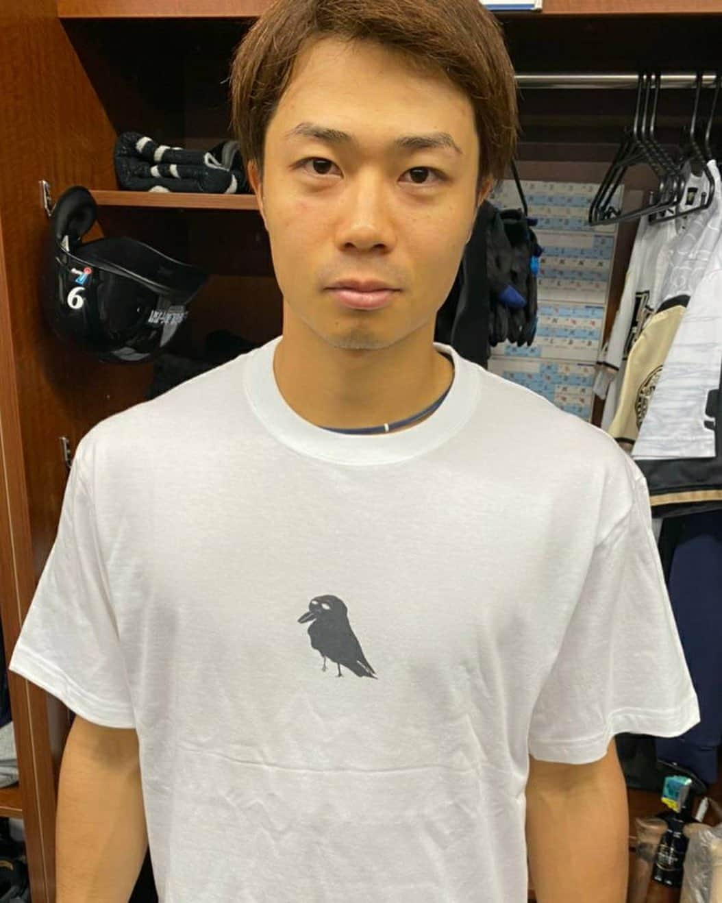 新垣勇人さんのインスタグラム写真 - (新垣勇人Instagram)「どんな真面目な顔してんのよ！ 呪いにでもかかったんか！  おとぼけカラス大ブームの予感part4。  #中島卓也 #おとぼけカラス #真顔 #こっち見てる #へいたくちゃん #XLサイズ」9月2日 22時22分 - hayato.arakaki28