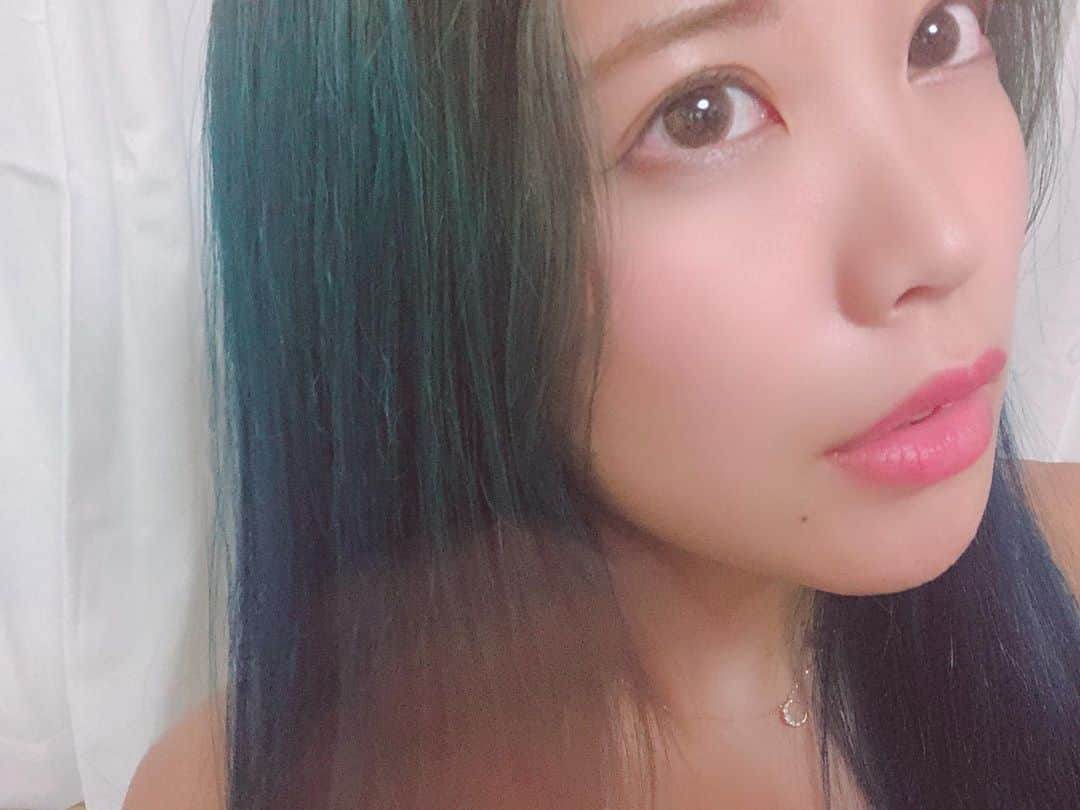 EON（梶野恵園）のインスタグラム：「﻿ ﻿ ﻿ 💙﻿ ﻿ ﻿ 日に日に色がね、変わっていくね﻿ ﻿ ﻿ 楽しい青色〜﻿ ﻿ #bluehair #bluehaircolor ﻿ #haircolor #ヘアカラー﻿ #ヘアカラーブルー」