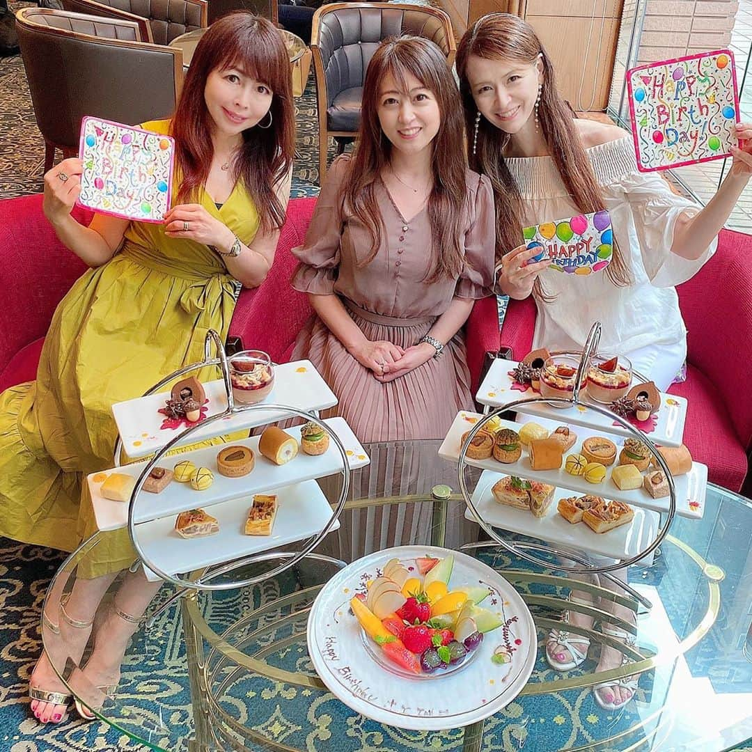 里井真由美さんのインスタグラム写真 - (里井真由美Instagram)「#afternoontea  🌰栗づくしのアフタヌーンティーでございます〜 ・ ・ 栗好きさーん❗️ロイヤルパークホテル東京さんにいらっしゃいませ〜🌰❤️😆❤️ 9月のアフタヌーンティーは10種スイーツ&セイボリーが栗・栗づくし！🌰 ・ ・ 3段のティースタンドで楽しめます♡ 上段のチョコレート細工が、シグニチャー的存在です。栗チョコの中にナッツも入ってます🥜 ・ ・ グラスデザートも栗だし、パイやキッシュも栗だから 嬉しゅうございます〜 ・ ・ サプライズでお友達のお誕生日お祝いもできたのですが、華やかな果物でプレートをお願いしました。支配人をはじめホテルの皆様もいらしてくださりお祝い♡(お写真以外はマスクしております) ・ ・ ロイパさんでは、事前予約で色んなニーズにお応え頂けます☺️✨お祝いごとなどある時はご相談されてみてくださいね♪ ・ ・ 栗づくしのアフタヌーンティーは今月いっぱいです。 初日に伺えて嬉しいな。お招き感謝です。気になる方はご予約お早めに♡ ・ ・  ●Menu● 上段:チョコレート細工菓子  グラスデザート(マロンとチョコレート)  中段:マロンとメープルシュガーのタルト  マロンと抹茶のシュークリーム マロンのロールケーキ マカロン、スコーン 2種(プレーン・マロンシナモン)  下段 マロンとベーコンのキッシュ マロン、クリームチーズ、クルミのデニッシュ 紅茶 または コーヒー  ・ ・ ・ #ロイパスイーツ#ロイパ東京#ロイヤルパークホテル #里井真由美#ホテルスイーツ#モンブラン#モンブランの世界#アフタヌーンティー#栗#和栗#栗スイーツ#sweets #フードジャーナリスト里井真由美 #ありが糖運動#さといいね」9月2日 22時22分 - mayumi.satoi