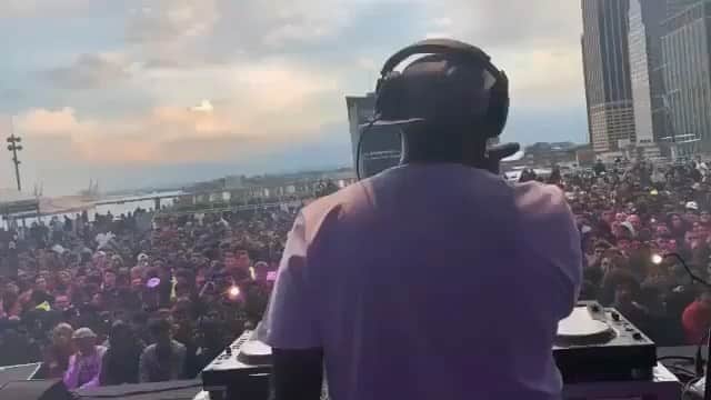 ファンクマスター・フレックスのインスタグラム：「INSTAGRAM LIVE: STARTING HALLOWEEN WEEKEND AND EVERY WEEK THERE AFTER  I WILL BE BRINGING THIS TYPE OF ENERGY TO MY INSTAGRAM LIVE! FUNKFLEX ON THE SET WITH THEM EXCLUSIVES, NEW JOINTS AND PARTY JOINTS! ONLY DIFFERENCE I WILL BE USING @technicsturntables from the #FUNKFLEXPLAYROOM (My Crib) 😂  GET READY TO PARTY! EXCLUSIVES, HIPHOP, REGGAETON, GUARACHA, REGGAE AND DEMBOW! ENERGY ENERGY ENERGY!!!!!   POWERED BY:  @dodgeofficial  @corona  @bransoncognac  @ciroc @40dayreset」