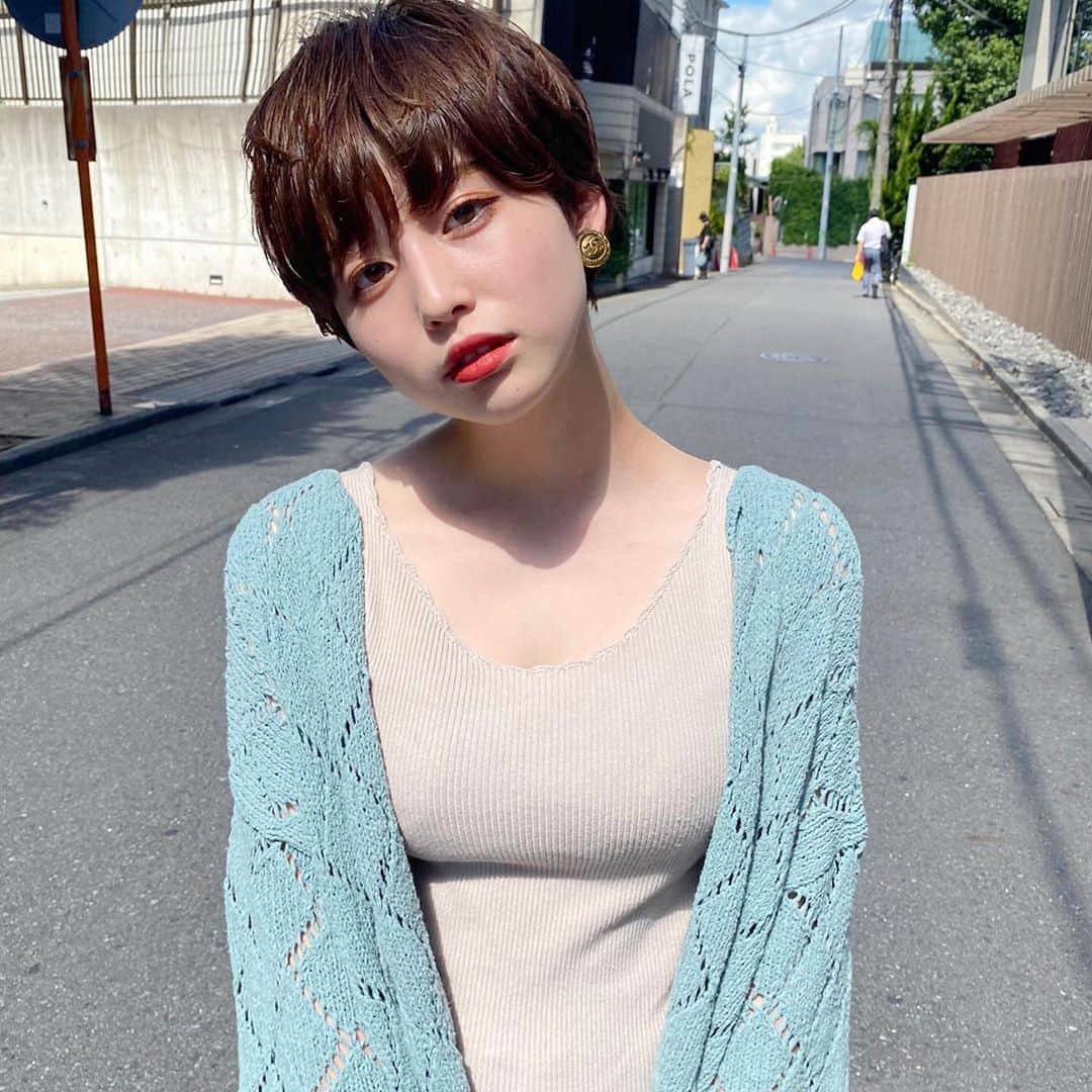 しばたあやなさんのインスタグラム写真 - (しばたあやなInstagram)「短めショート🥺  #ショートへア  #ショートボブ #ショート #前髪ありショート #ハンサムショート #暗髪ショート #黒髪ショート #ベージュコーデ #ベリーショート #マッシュショート #ワイドバング #シースルーバング　 #ハンサムショート女子 #ベリーショート女子　 #コンパクトショート #ミニショート」9月2日 22時33分 - ayamarjr.s
