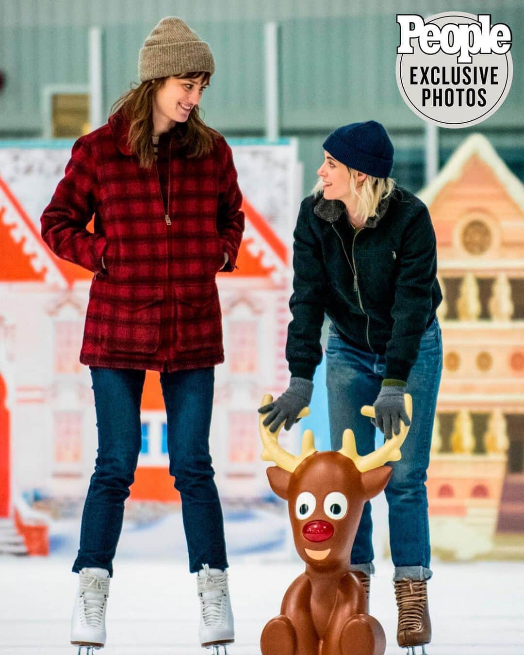People Magazineさんのインスタグラム写真 - (People MagazineInstagram)「First look! Kristen Stewart and Mackenzie Davis are starring in Happiest Season, the Christmas rom-com that features a lesbian love story. 🎄 The movie, coming to theaters Nov. 25, was co-written and directed by Veep actress Clea DuVall, who says these types of holiday stories are long overdue. "I'm a huge fan of Christmas movies, but I had never seen my story represented," says DuVall. "Happiest Season felt like a great opportunity to tell a universal story from a new perspective." ❤️ Tap the bio link for more on the upcoming festive flick. ☃️ 📷: @happiestseason, Lacey Terrell/CTMG, Inc」9月2日 22時25分 - people