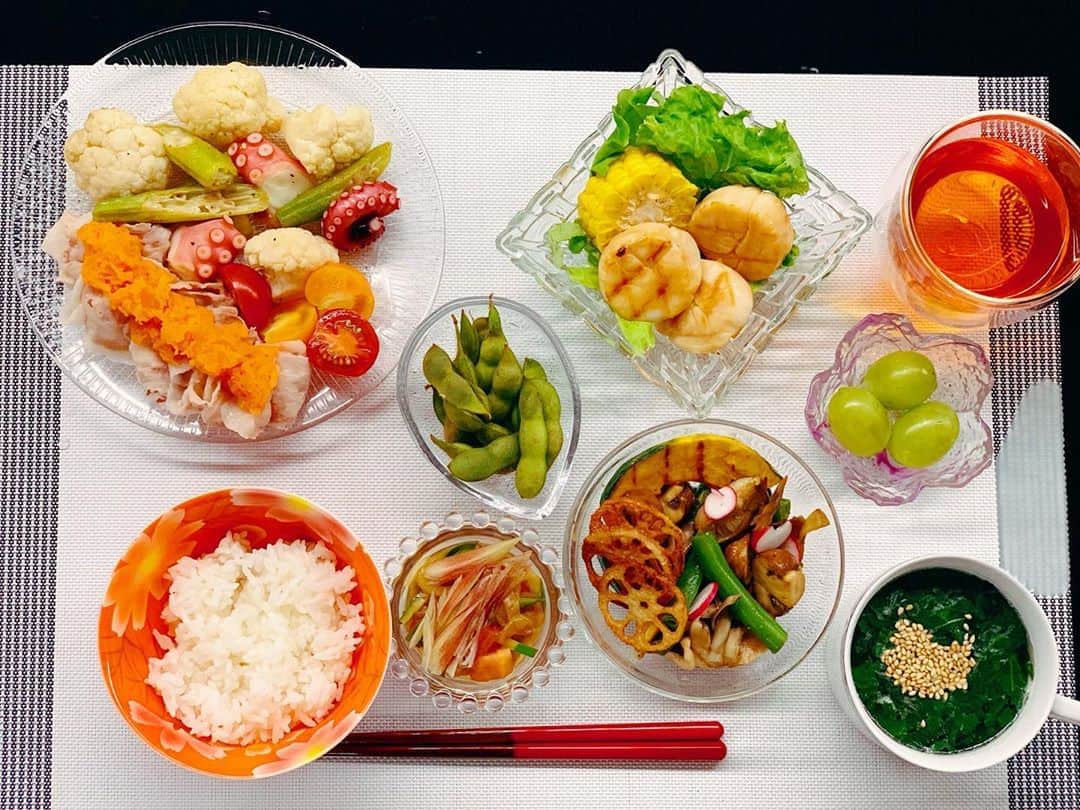のインスタグラム：「豚しゃぶ、温野菜、ホタテソテー、グリル野菜のマリネ、クラゲ酢の物、モロヘイヤスープ、枝豆、マスカット👩‍🍳✨ ひとつ前のpostのスープカレー🍛 この日のおかず作り置き分で作っています👩‍🍳✨ 作り置きから違う料理に変えたりも楽しいし時短👩‍🍳✨✨ #作り置きおかず #作り置き #アレンジレシピ #アレンジ料理 #おうちごはん #おうちカフェ #おうちカフェごはん #おうちごはん通信 #晩ごはん #晩ごはんメニュー #晩ごはん記録 #献立#簡単料理 #料理記録 #料理写真 #料理日記 #手作り料理 #cookingram #cookingathome #cookinglover #cookingtime #健康ごはん #健康食 #彩りごはん #hiiの彩りごはん」