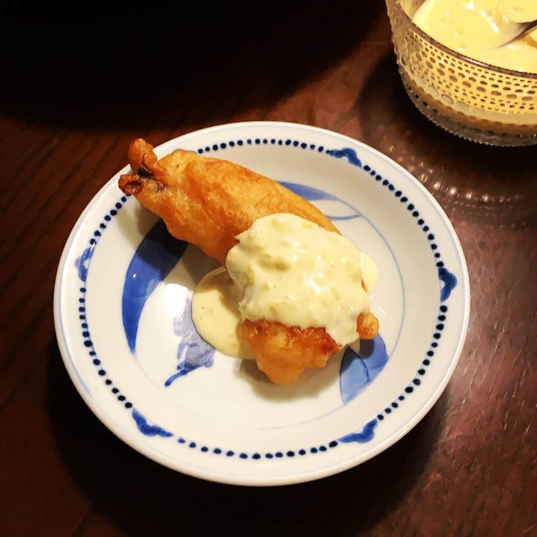 志摩有子さんのインスタグラム写真 - (志摩有子Instagram)「今夜は中華。我が家の海老マヨ。 炭酸水で溶いた天ぷら粉で揚げた海老に ソースはマヨネーズ＋練乳＋刻んだパイナップル。これでちゃんと海老マヨに。 騙されたと思って試してみて欲しい。  #家中華 #海老マヨ」9月2日 22時27分 - ariko418