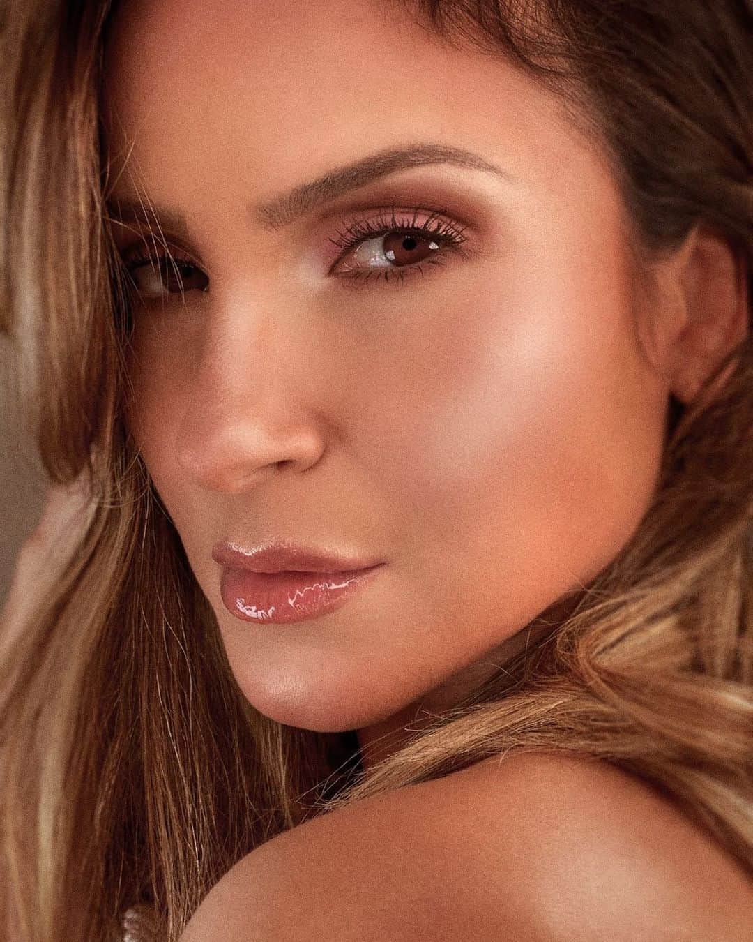 Claudia Leitteのインスタグラム：「#Desembaça é vida leve, alegria! É a consciência de que o domínio próprio é suficiente pra dar um basta no que não nos faz bem! 🌫🌫🌫 18.09 /// Faça o pre-save no link da bio」