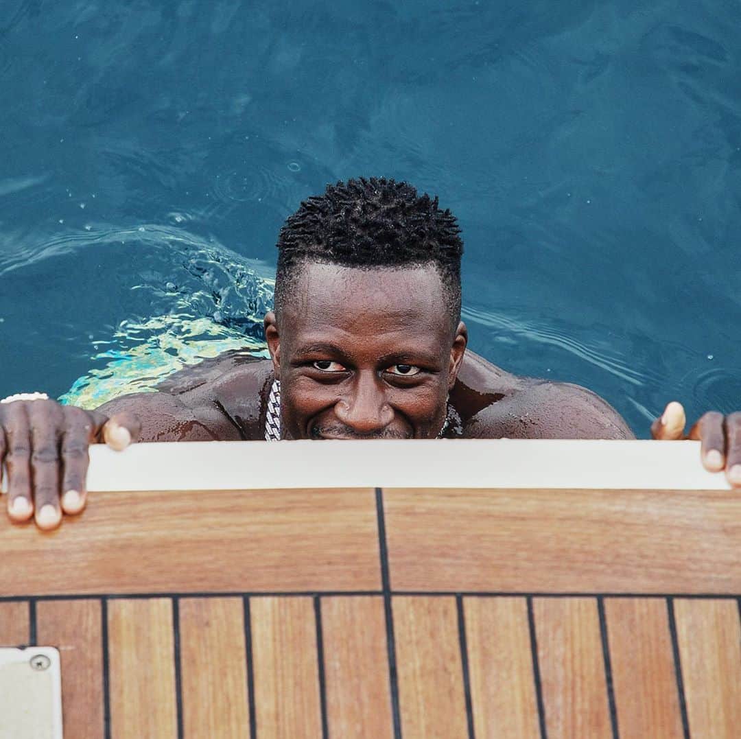 バンジャマン・メンディのインスタグラム：「🦈 *playing Jaws theme* 🎶」