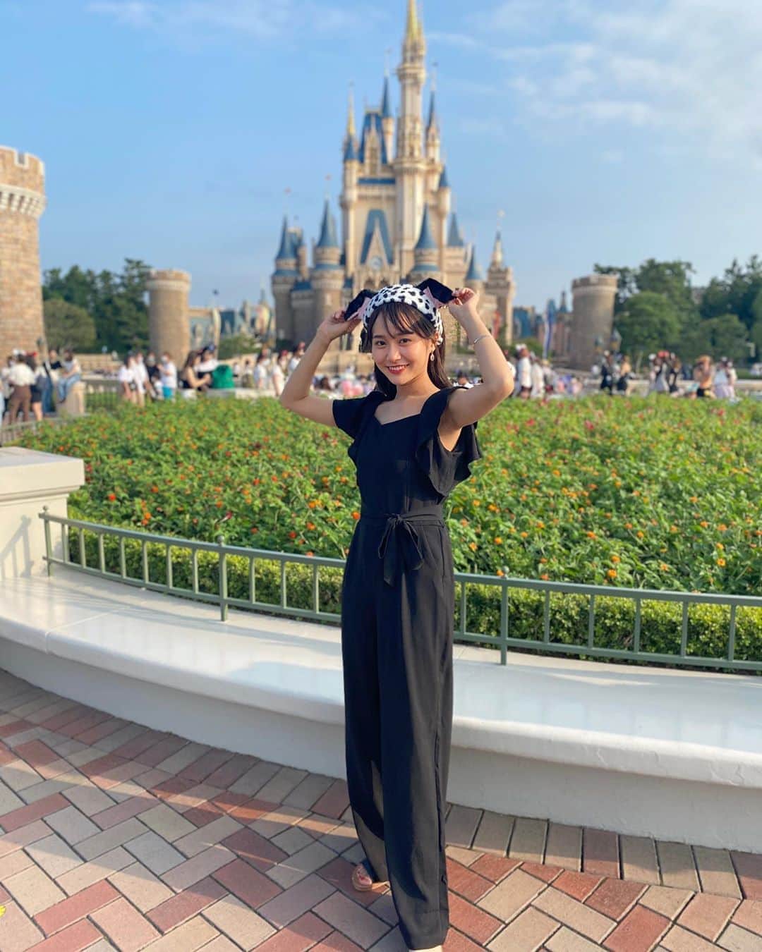 渡邊麻衣さんのインスタグラム写真 渡邊麻衣instagram こんばんは 今日は23時30分からメイドコスしてミクチャ配信します お話しましょう 投票もよろしくお願いします 明学ミスコン ディズニーランド ディズニーコーデ 黒ワンピ 101匹わんちゃん 9