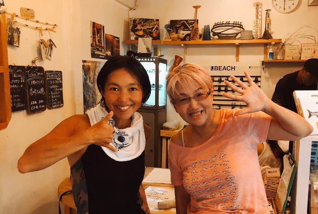 のインスタグラム：「今日は午前中 スキンダイビングを 基礎からやり直し。 コーチは スキンダイビング日本代表の 武藤由紀先生。 素潜りで60メートルも 潜る達人。  いやーー なんでも基礎だねーー と改めて思った。  午後からは 夜10時まで 8時間 ぶっ通しで 芝居の本読み。  昨日棒読みだった人が 私の言う通りしたら 別人くらい うまくなって 嬉しくて嬉しくて😭  努力がダサいみたいに 言う人いるけど 結局やったもん勝ちだと思う。  そのことに 時間と お金と 情熱を注ぐか。  それで結果は違ってくる。  それにしても 私のこの強靭さw どこからくるの。  脳内の批判的な声がなくなって エネルギーを漏らさなくなったから！！！！  今日も人生にブラボーと叫ぼう！  #旺季志ずか  #bsdミュージカルアンドアクティングスクール  #スキンダイビング」