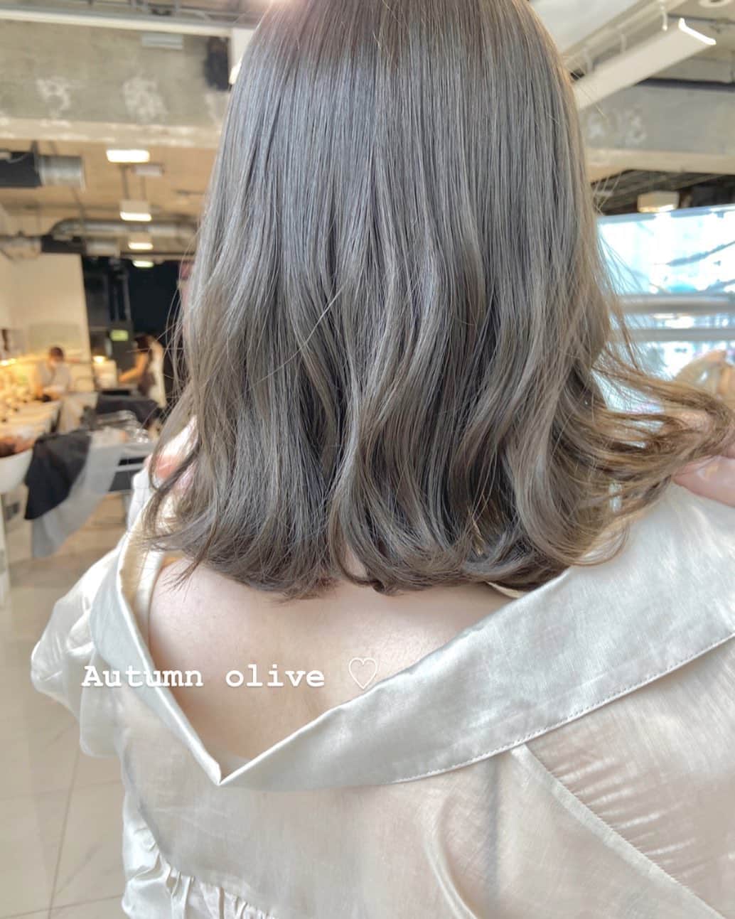 佃加菜のインスタグラム：「autumn olive ♡ 秋らしくグレーを入れたスモーキーなオリーブ♡ 赤みのない色素の薄いオリーブは透明感が出ます🍈 さらっとシャツで可愛かったな♡」