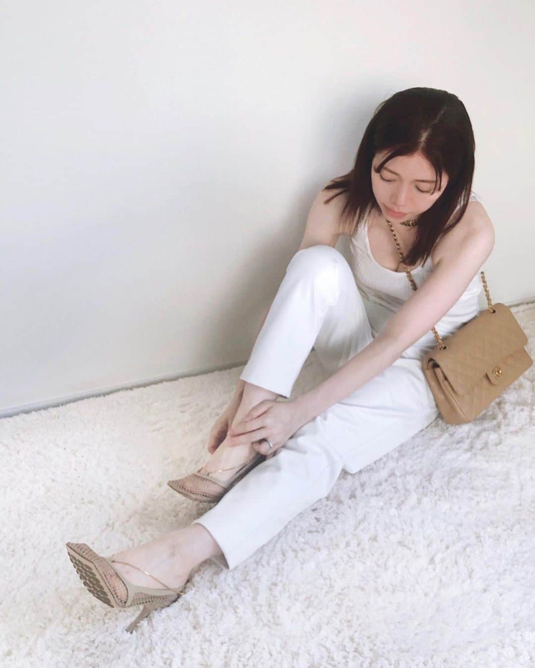 山脇道子のインスタグラム：「🤍 tops @stylings_official  pt @tibi  bag @chanelofficial  heels @bottegaveneta   真っ白のエコレザーパンツ この秋 活躍しそう🐏」