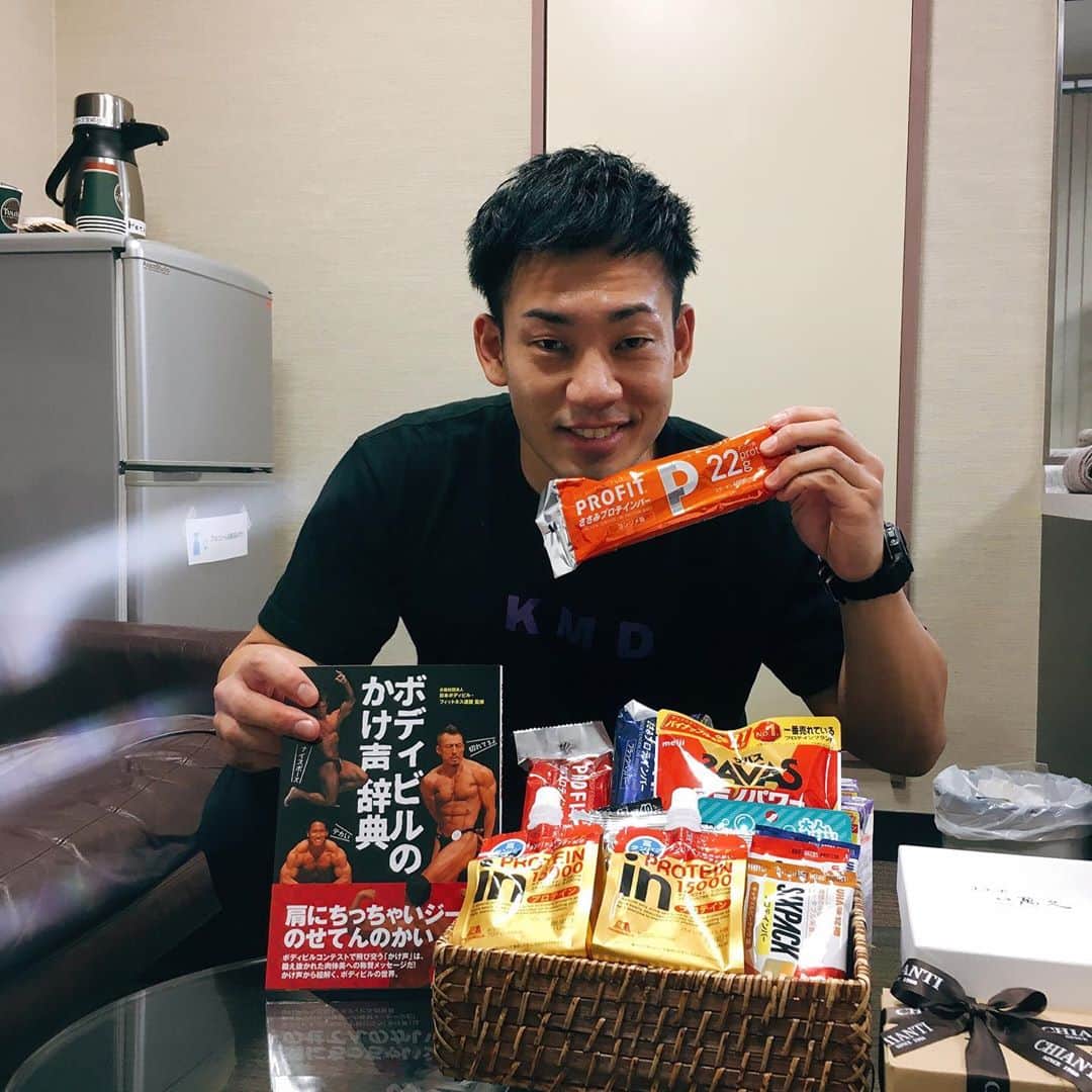 のインスタグラム：「先日も、優しさと各種様々なたんぱく質に溢れた楽屋でした。 本まで用意してくれていました。 めちゃくちゃ嬉しかった。 何時間でも居れました。」