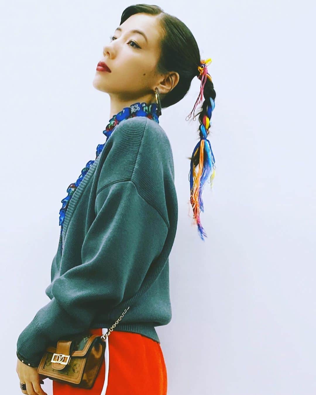 仲里依紗のインスタグラム：「hair & makeup @motooka_akihiro  ❤️🧡💛💚💙💜」