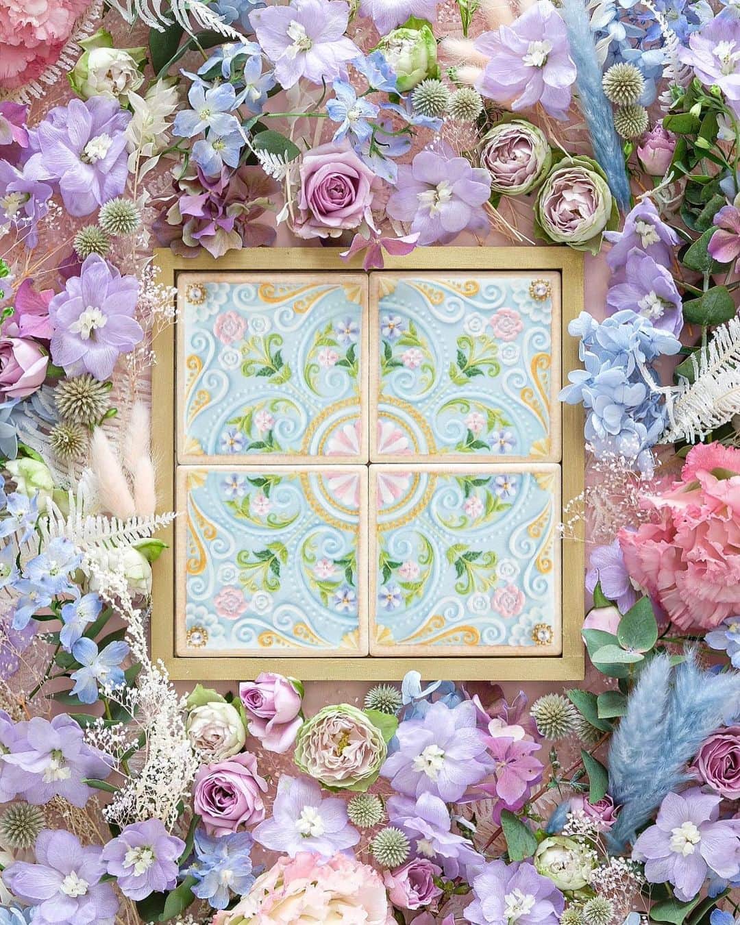 KUNIKAのインスタグラム：「Flower Garden Cookie Tile -Horizon Blue-﻿ ﻿ ずっと作りたいと思い続けていた、アイシングクッキープリントの本物のセラミックタイルが完成しました🤍﻿ 柄は、以前ストーリーズでアンケートをとらせて頂いた結果を参考に、4柄選びました。﻿ (沢山の投票、とても参考になりました！ありがとうございます✨)﻿ ﻿ 私が大好きでよくアイシングで描いている花園デザインで、こちらは水色をベースに、4枚繋げるとさらに大きな柄になるデザインです。﻿ ﻿ 発売は9月4日(金)21:00〜オンラインショップに入荷します。﻿ ▶︎https://kunika.theshop.jp﻿ 1枚での販売と、少しお得な4枚セットもご用意しました。﻿ ﻿ ※オンラインショップには9月3日に商品をupいたします。﻿ ※フレームは別売りになります。﻿ ﻿ ❃Special thanks❃ Flower artist : YUKI @plus_flower_2020 ﻿ ﻿ #artofkunika」