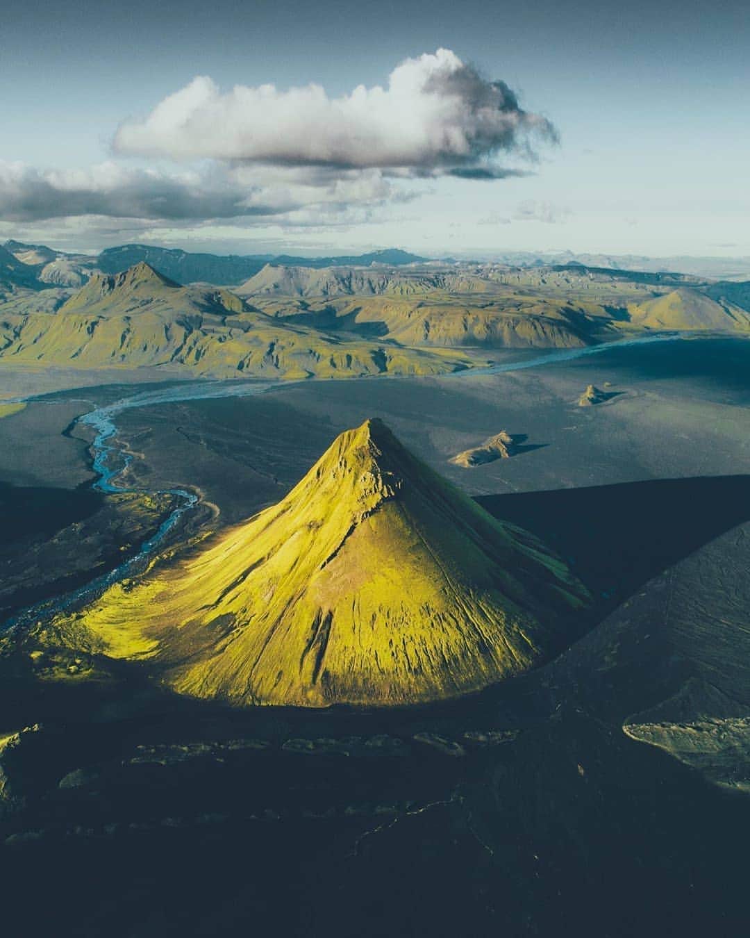 Padgramさんのインスタグラム写真 - (PadgramInstagram)「🏞Green mountain in the middle of a black lava field. 🏔 Great shot by @lennart  #pgstar #pgdaily #planet #planetgo #planetearth #iceland」9月2日 22時38分 - planet.go
