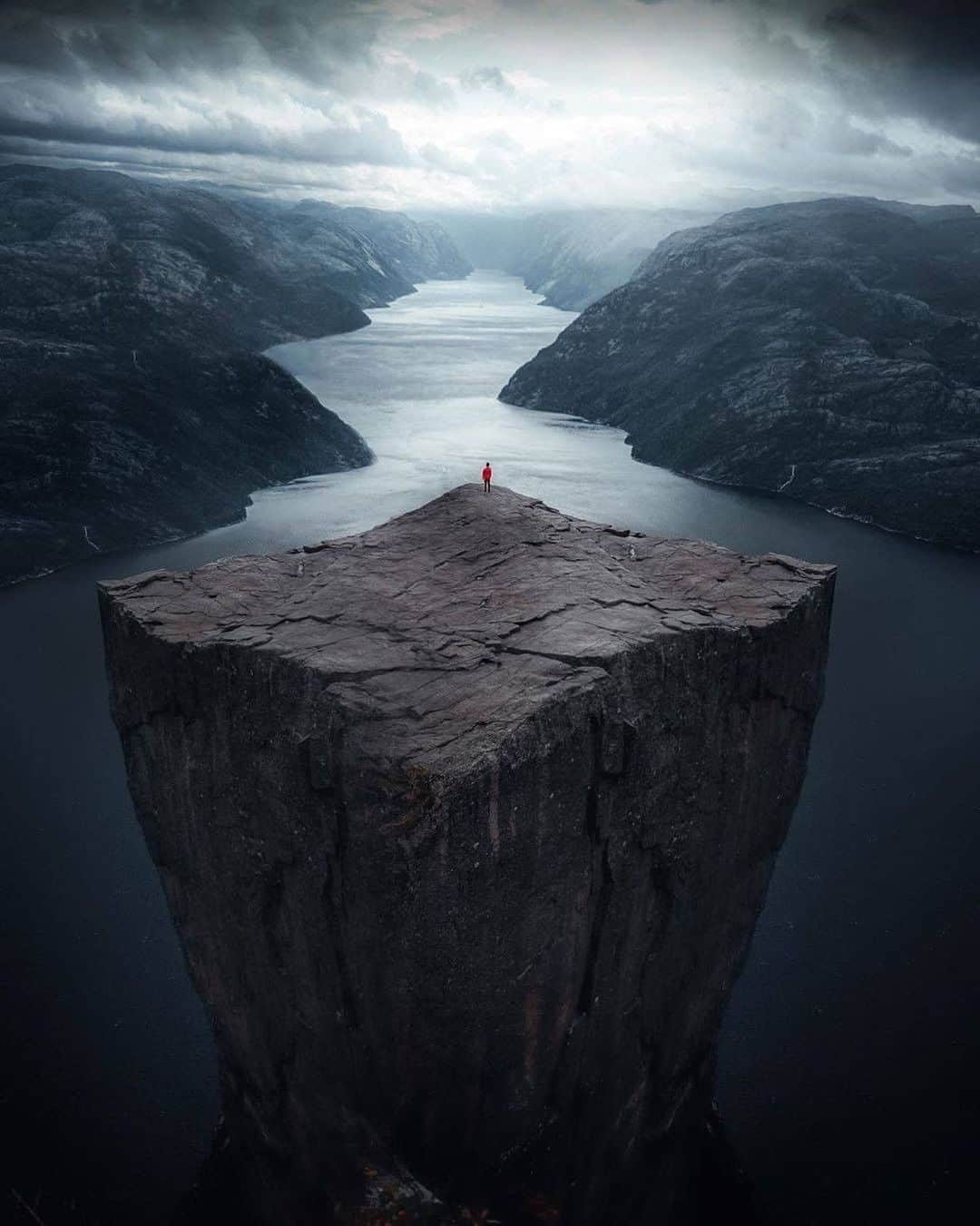 Canon Photographyさんのインスタグラム写真 - (Canon PhotographyInstagram)「Immense cliffs of Preikestolen ⛰ 🇳🇴  Digital Art // @erikhedenfalk Curated by @steffeneisenacher  *this was created with photoshop. The artist says that he wanted to create a photo that represents his mixed emotions of isolation and the urge to travel! #preikestolen #norway #norge #mittnorge #cliff #digitalart」9月2日 22時40分 - cpcollectives