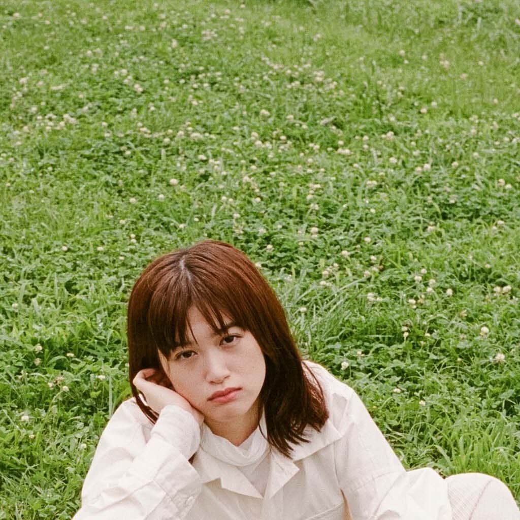 のインスタグラム：「… E-MOOK ZUCCa 2020-2021：OPEN MY EYES  UNDER THE SKY 澄んだ青空も、へそを曲げた空も、透き通ったその瞳にぜんぶ映して、かろやかにステップを踏む彼女。明るく前を向いて見つめる未来には、きっとハッピーな瞬間が待ているはずだ。  Photo_Kisshomaru Shimamura Styling_Kazuhide Umeda Hair & make-up_Naoyuki Ohgimoto Model_Sakurako Konishi Art direction & design_ Maki Casai  @multimedia_tkj @zucca_tokyo  #emook #mook #zucca #openmyeyes #autumn #winter #2020 #2021 #aw20 #tokyo #japan #fashion #ootd #宝島社 #ブランドムック #ムック #ズッカ #ズッカトウキョウ  #Repost @sakurako_kns with @get_repost ・・・ 🌿 ZUCCa  MOOK2020-2021」