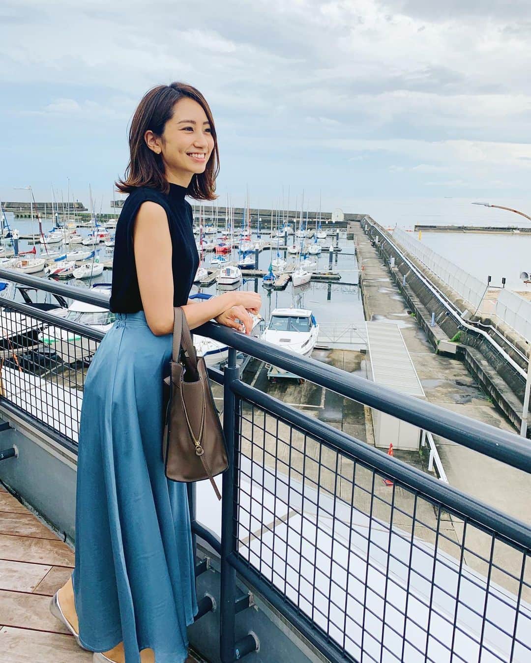 のインスタグラム：「お気に入りの場所😌✨ . #きれいめコーデ #シンプルコーデ #外ハネボブ #ロブヘア」