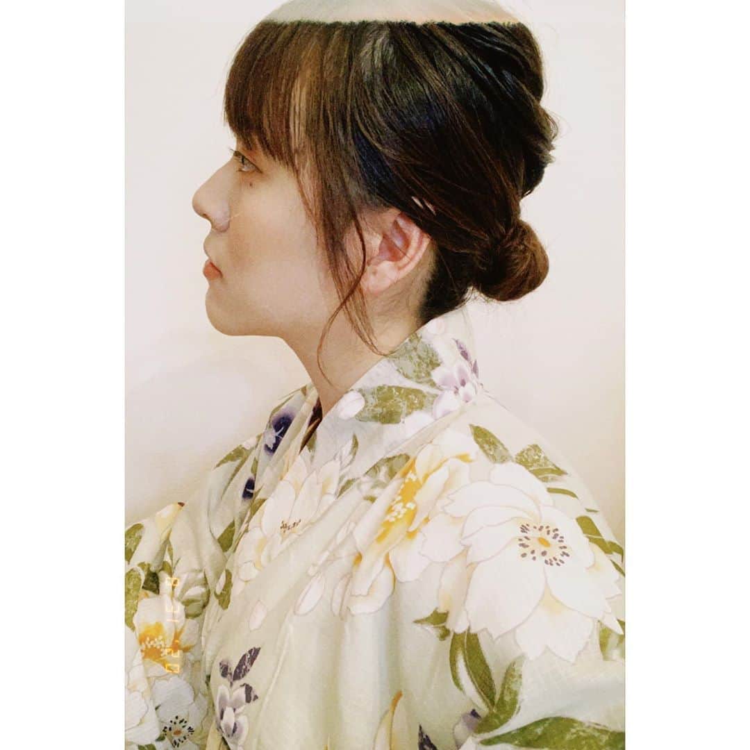 のインスタグラム：「🎐 . . . くすみグリーンにハイビスカスなどの洋花の柄が可愛い浴衣です💗 . . . 帯はずっと欲しかった兵児帯💭 . . . 今年は着る機会なくて残念だったけど来年はきっと着る機会があると信じて🌙 . . . . . #浴衣#浴衣美人 #浴衣コーデ #横顔 #夏の思い出 #くすみグリーン#ミントカラー#兵児帯 #女の子#オレンジメイク#女子大生 #フィルム#フィルムに恋してる #フィルムに魅せられて #エモい #film#yukata#filmphotography #japan#japan_of_insta #japanesegirl #été」
