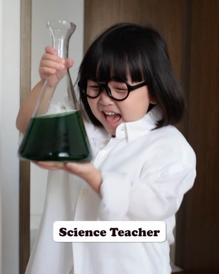 MOMOツインズのインスタグラム：「It sure takes a village to educate a kid!  An appreciation to all the teachers and staff in school who put in hard work day after day to nurture, care and inspire our kids, especially the team at @raffleshouse Happy Teacher’s Day ❤️」