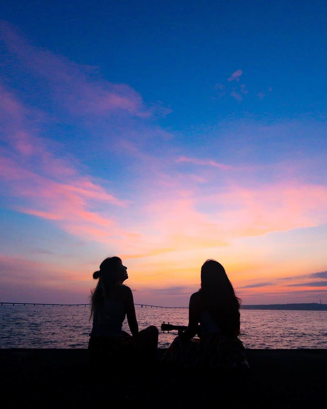 maakoさんのインスタグラム写真 - (maakoInstagram)「さっきのSUNSET TIME🌅💜💜💜  w/ @maup0ns.78 💋loveちゃんず🤝 空はでっかくて綺麗で ウクレレ弾いてくれて🌴 幸せ時間でした💫 いつもありがとうーーーー💋💋💋  #もう9月💫💫💫💫 今年あと17回しか土曜日ないって知ってた？😇😇😇」9月2日 22時47分 - maakomind